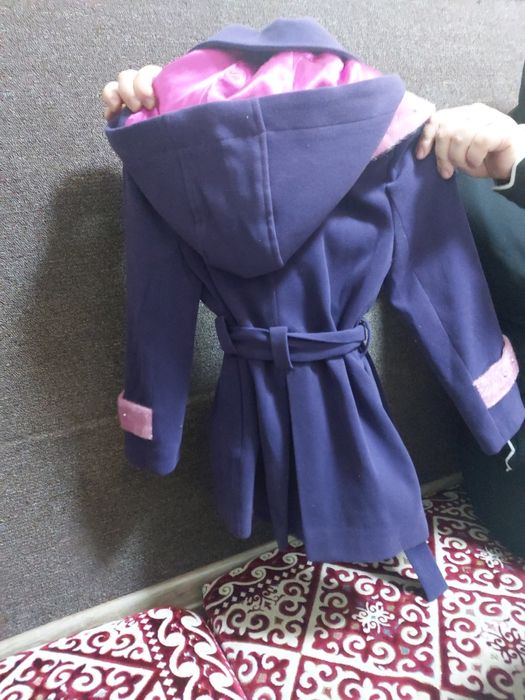 Продам   пальто   на девочку    4 года