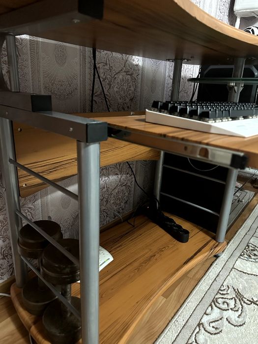 Стол компактный для офиса или дома