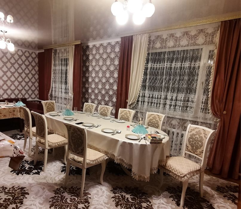 Продам стол+10 стульев Малайзия, бежевый цвет