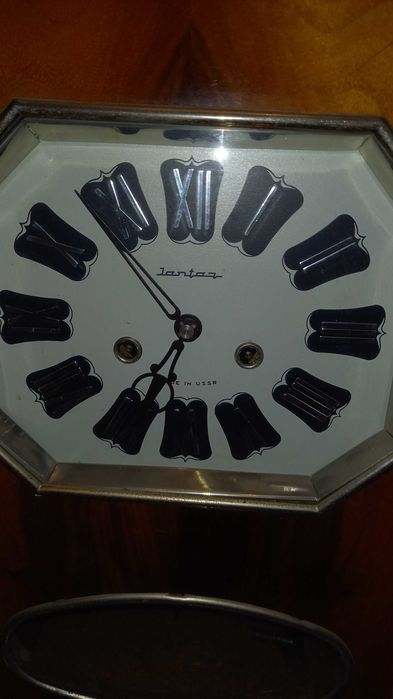 Стенен часовник,старинен от средата на 80 те години.