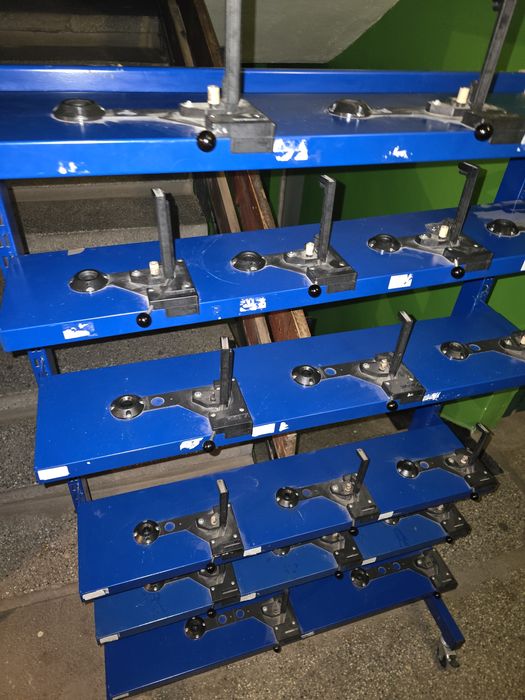 Метален стелаж с колела