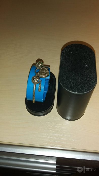 Срочно продаю браслет Пандора с шармами оригинал 925 пр