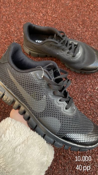 Кроссовки по 10.000 тг