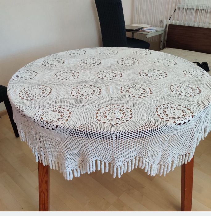 Покривка бяла  за кръгла маса плетена на ръка. неизползвана  за маса