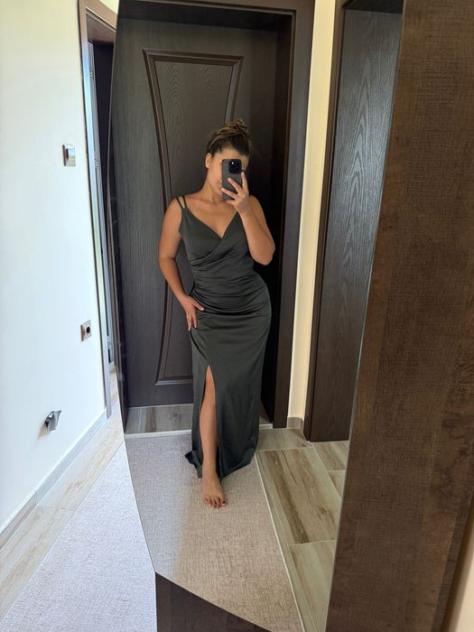 Елегантна сатенена рокля в маслиненозелено