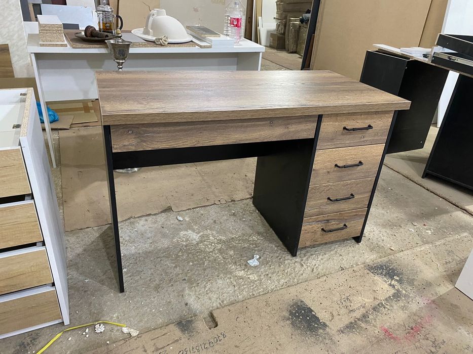 Столы письменные, компьютерные.