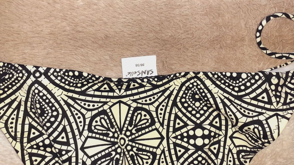 Продавам - Нов дамски бански - S/M размер - бледо жълт цвят с черно.