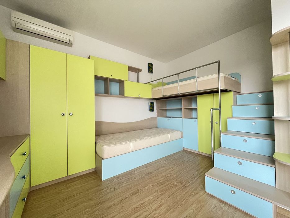 Под наем самостоятелна къща с двор