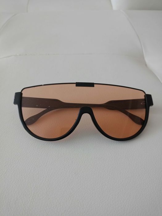 Vând ochelari de soare fashion produs de calitate superioara.