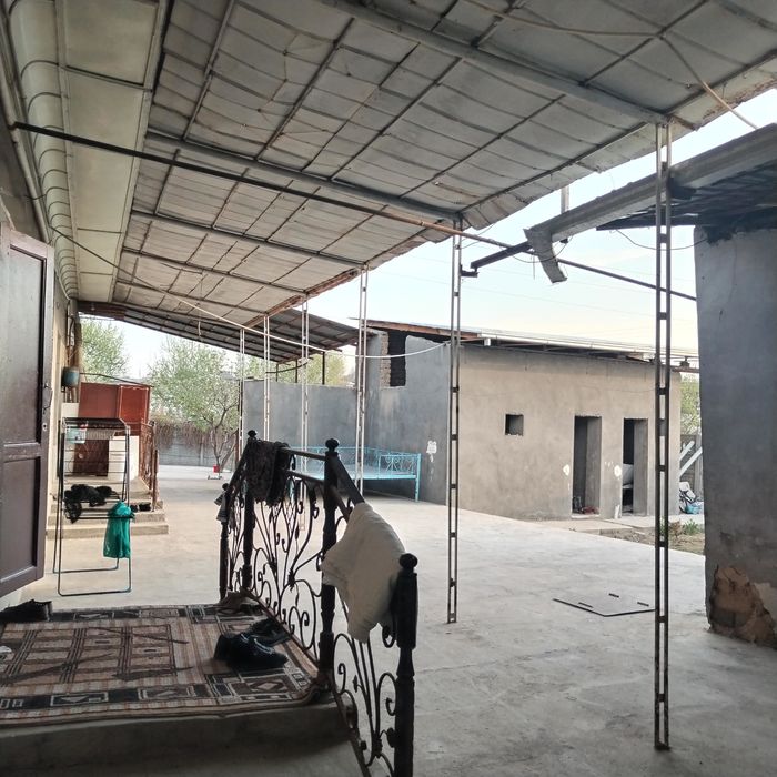 15 sotu uy sotilad yer xisobidayam sotiladi 8 ta yashash xonasi yevro