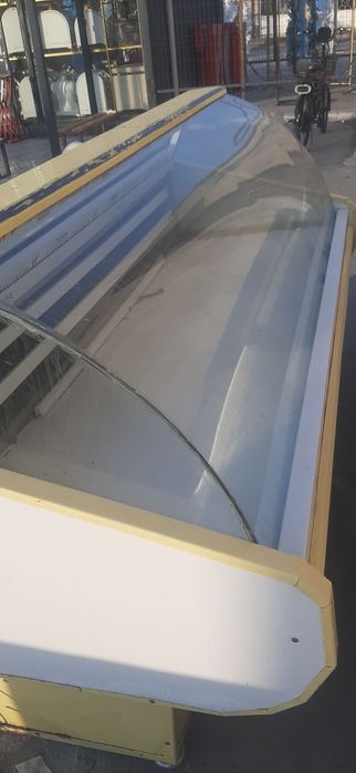 Vitrina haladilnik ishlashi zur kurinishi chiroyli oynelari butun kuri