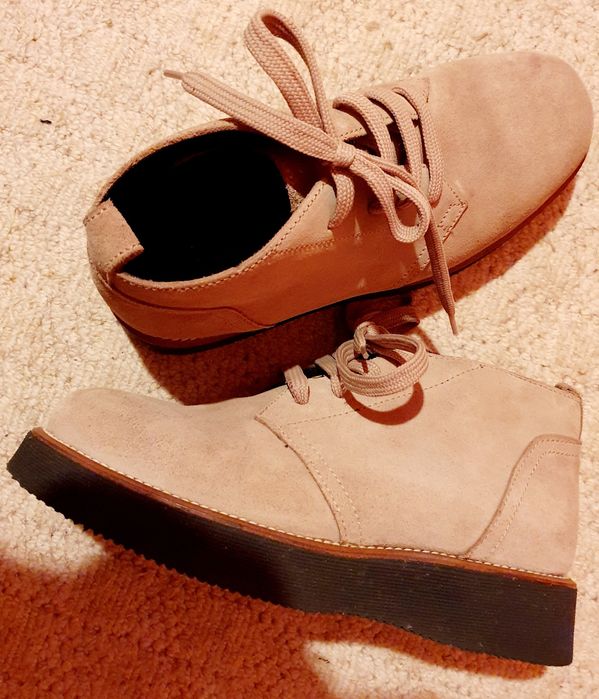 Ghete 43 piele intoarsa cu talpa usoara si groasa striata stil Martens