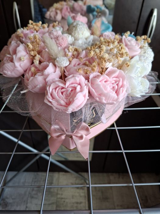 Cadou unic: Aranjament floral cu lumânări parfumate handmade