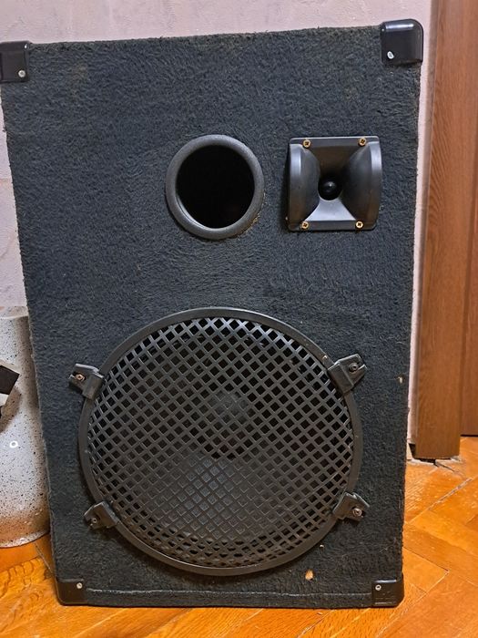 Музикални тонколони и усилвател