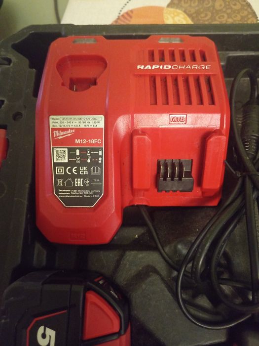 Vând trusa (bormașină) Milwaukee m 18