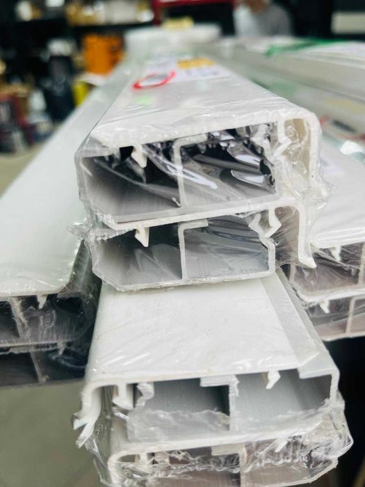 Plinta PVC Habengut, garnituri integrate pentru cabluri 50 mm, 1,5 m