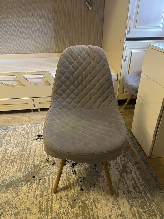 Стулья б/у серого цвета