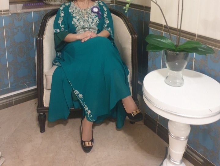 Продам  вечерние  платья с камнями