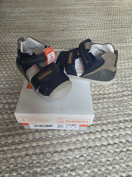 Vand sandale Biomecanic , noi, din piele , nr 20, pret 170 lei
