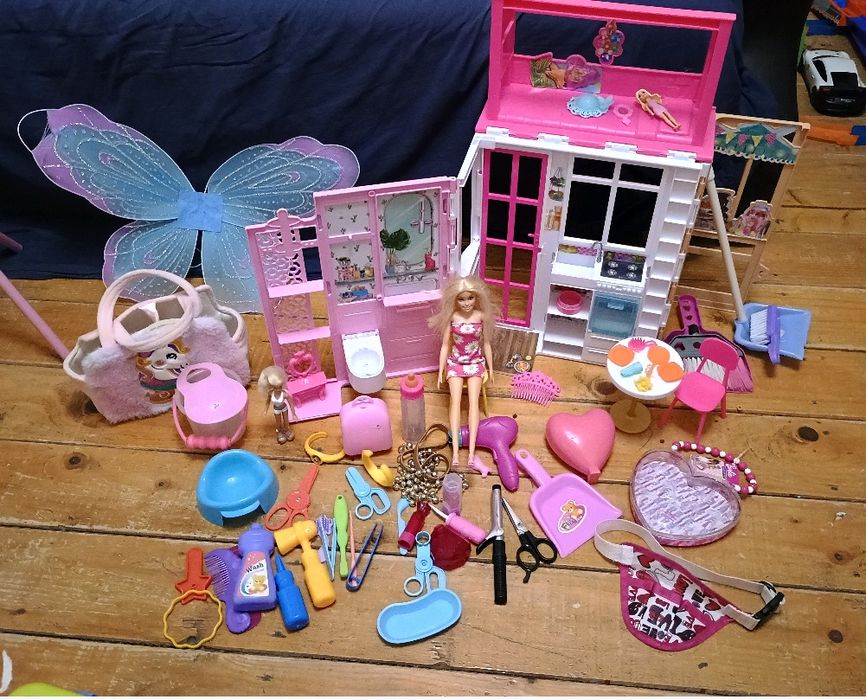 Vând jucării fetita Barbie