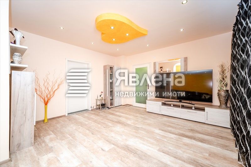 Продава се Тристаен апартамент в София, Изток - 112 кв.м за 2947 €/кв.м - Снимка #2