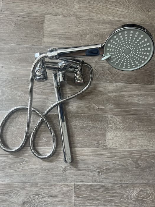 Продам смеситель для ванны