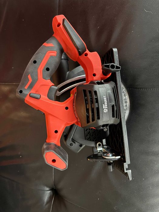 Безкабелен циркуляр  за дърво с батерия и зарядно