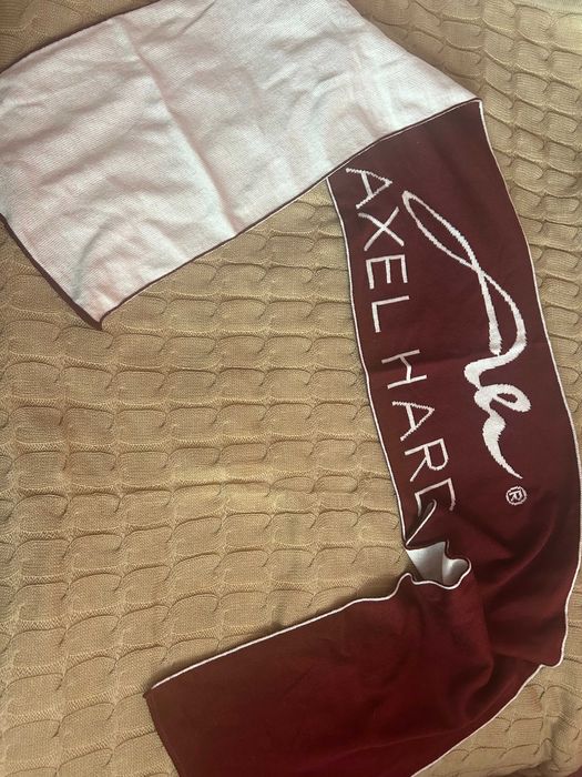 Вълнен шал Axel Hardy в бордо и бяло.