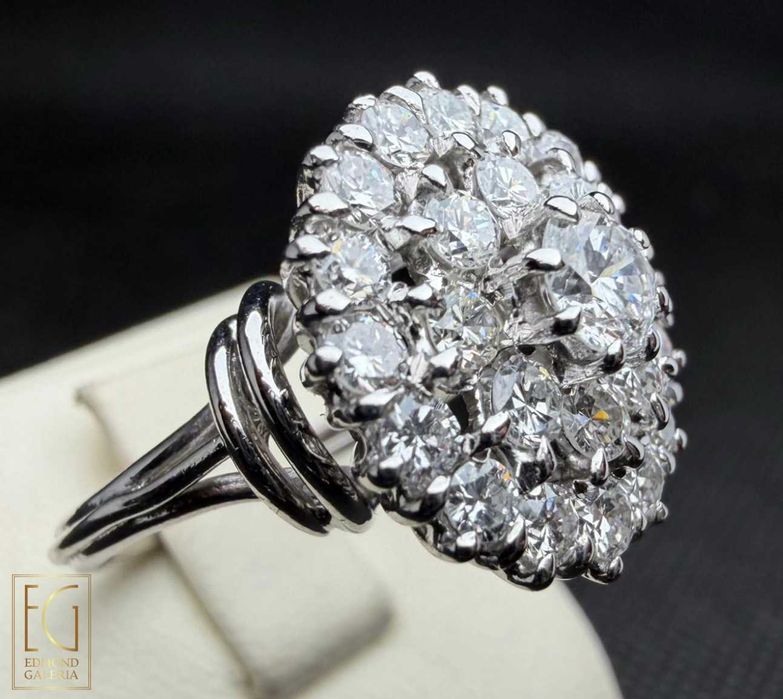 Inel din aur alb, decorat cu diamante