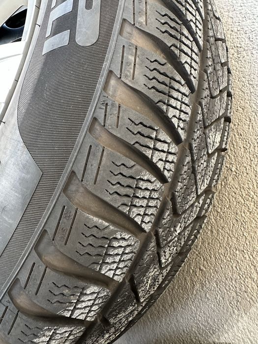 Комплект Pirelli зимни гуми с джанти и тасове от Tiguan 215/65R17