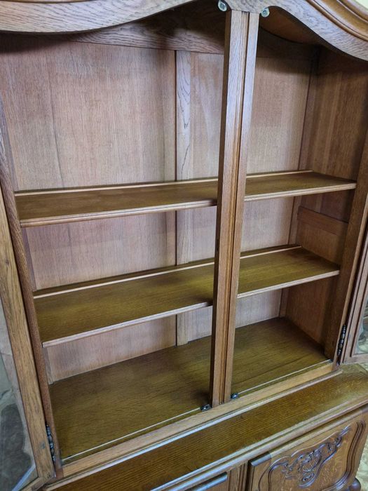 Елегантен витринен шкаф от дъбов масив и дърворезба