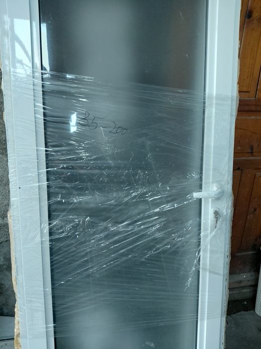 PVC прозорци двойни с по едно крило отваряеми алуминиев интериорни вра