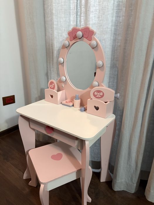 Vând masuta machiaj