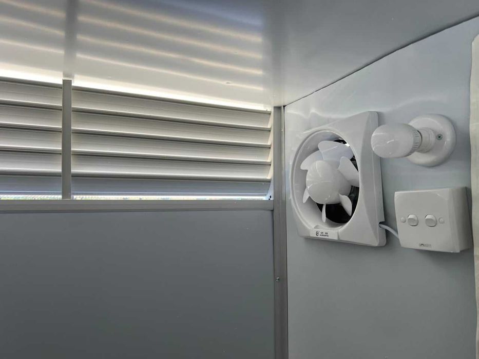 Cabină toaletă cu duș și chiuvetă sanitară camping șantier evenimente