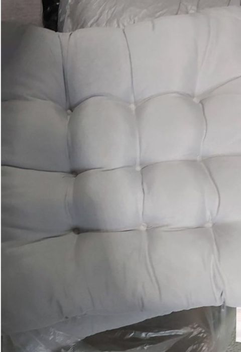 Set 4 perne pentru scaune culoare gri dim 40 x 40 x 5 cm noi pret 40 de lei setul