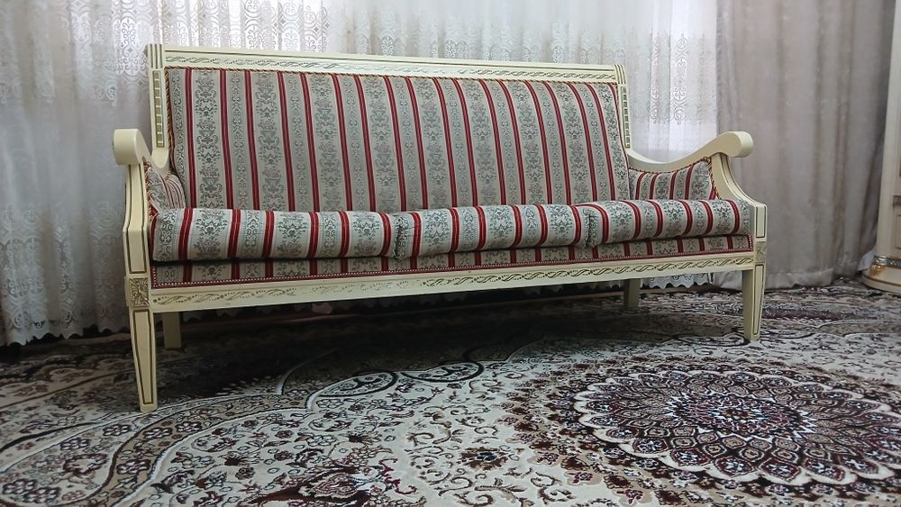 Mebel Sifatli yogochdan yasalgan Islomiy xonadan da foydalanilgan