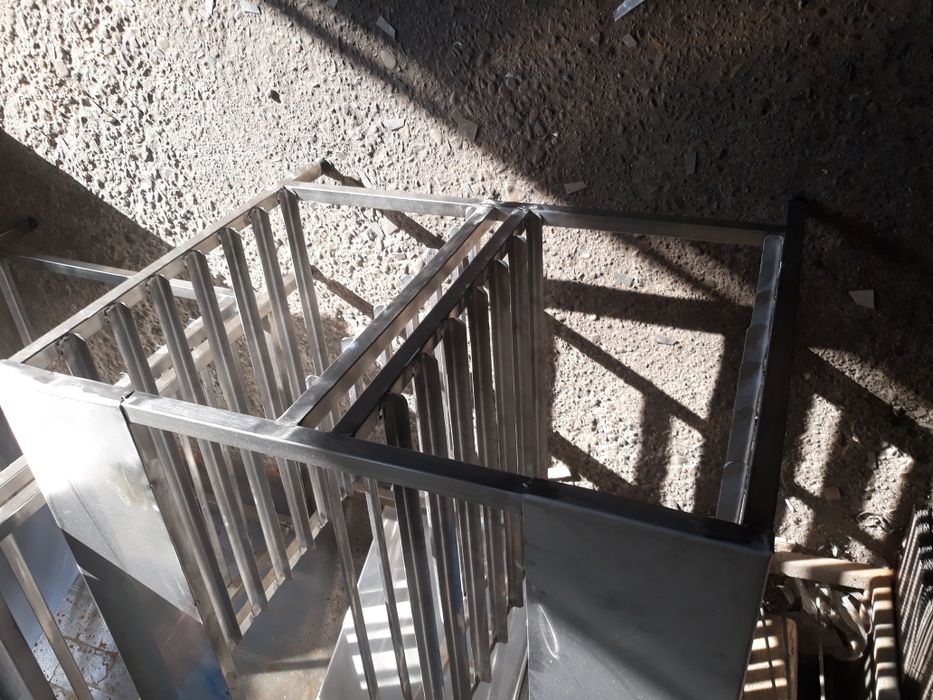 Suport cuptor inox cu sine tavi.