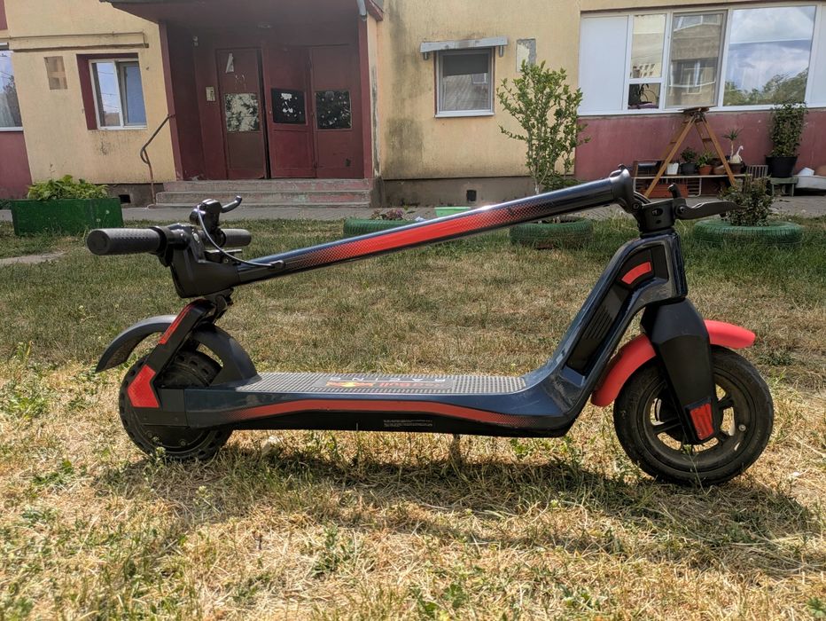 Vând trotineta electrica Red Bull RS 900