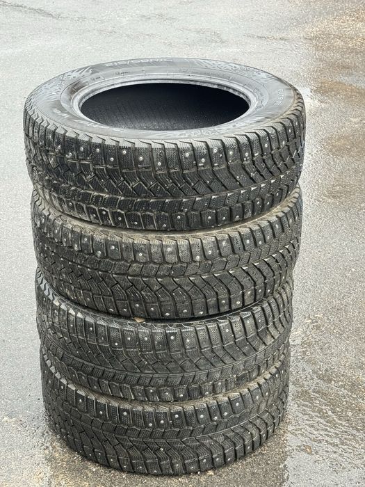 Продам резину в отличном состояний 215/60 16