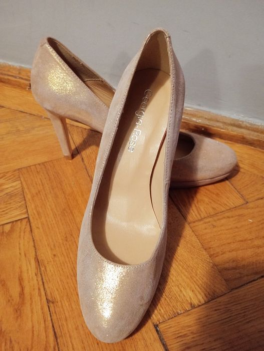 Pantofi,noi,cu mici zgârieturi,