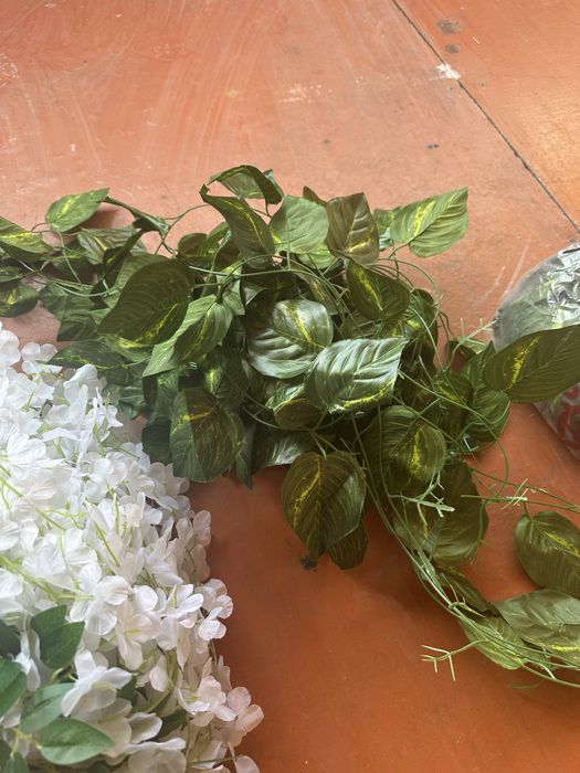 Искуственные цветы. С листьями