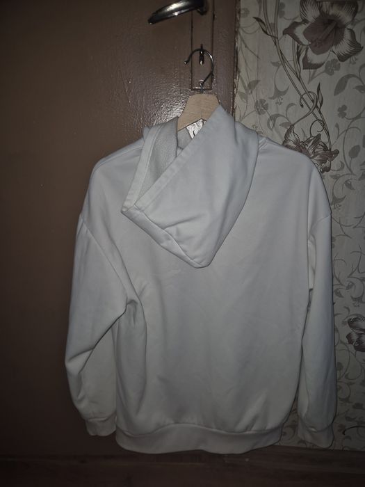 Бял суитшърт (худи) с качулка – Oversize модел