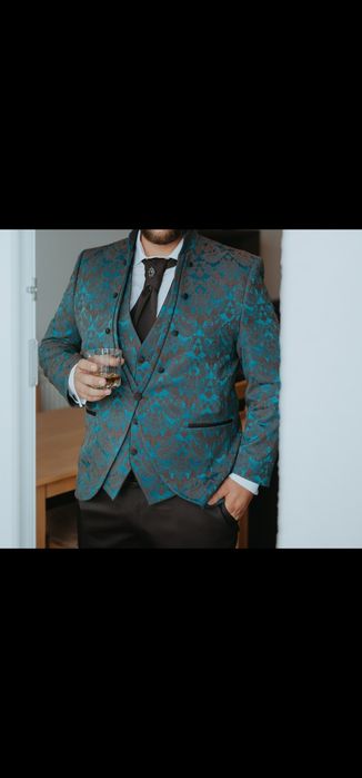 Vând costum de mire