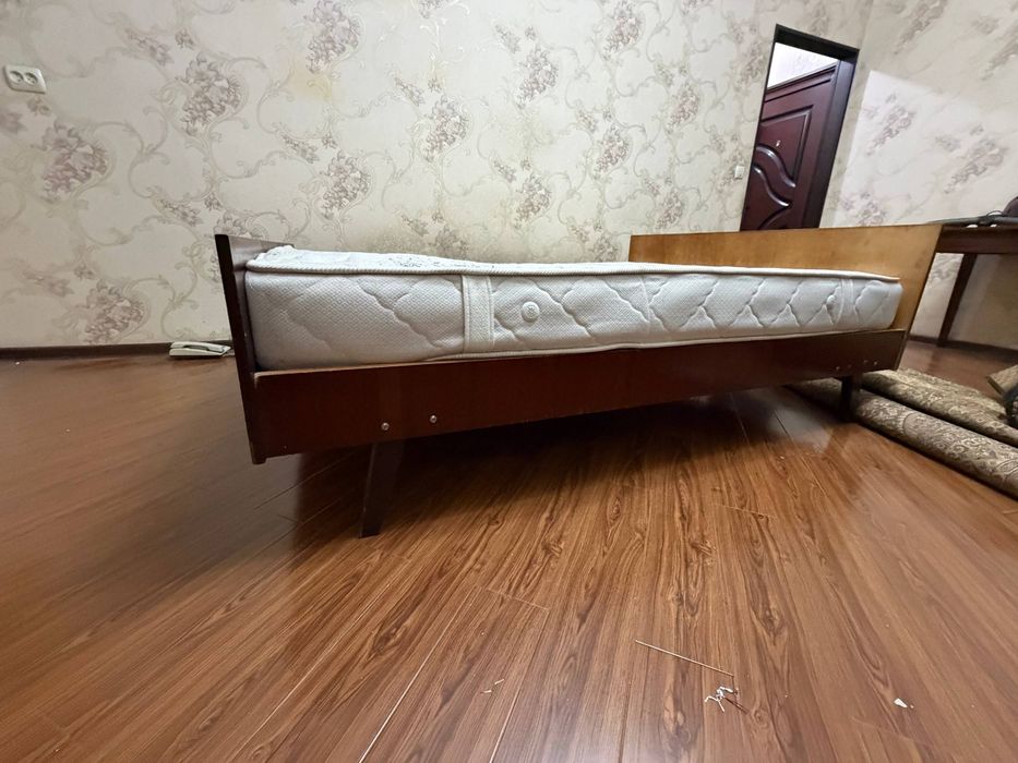 Кровать двуспальная хорошее продается.