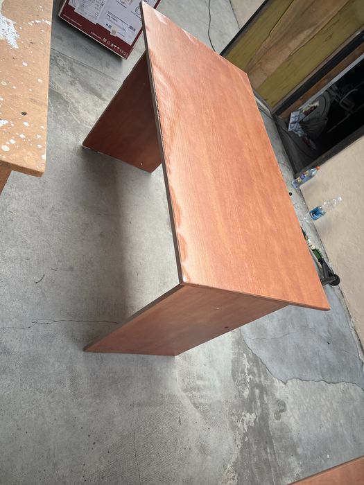 Два офисных стола и думба