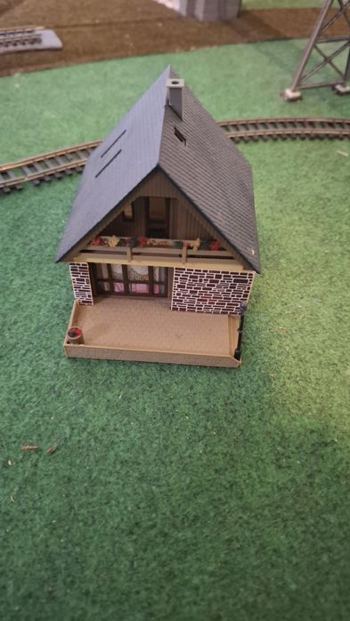 Продавам макет piko + 4 влака + 1 локомотив + 1 къща
