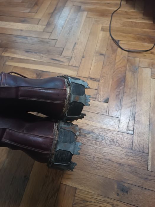 Стари обувки с цинтове шипове