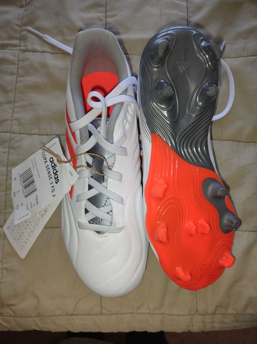 Футболни обувки чисто нови