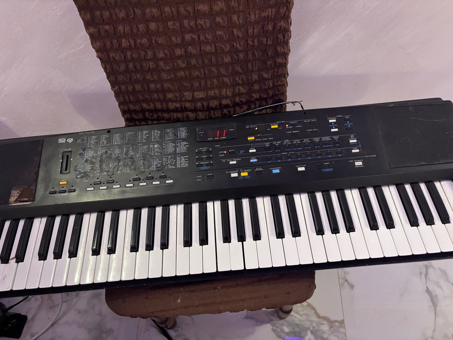 Roland E-40 във добро  състояние
