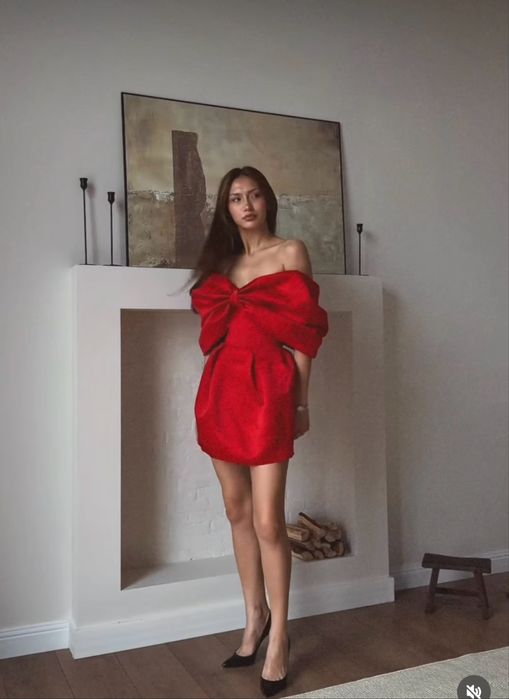 Атласное платье с бантом